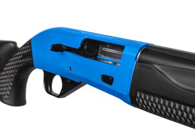 Mavi aksanlı modern siyah yarı otomatik av tüfeği beyaz arka planda izole edilir. Spor ve av için silahlar.