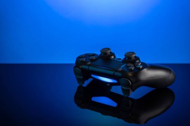 Mavi arka planı olan siyah bir av alanı. Parlak yüzeyde Joystick.
