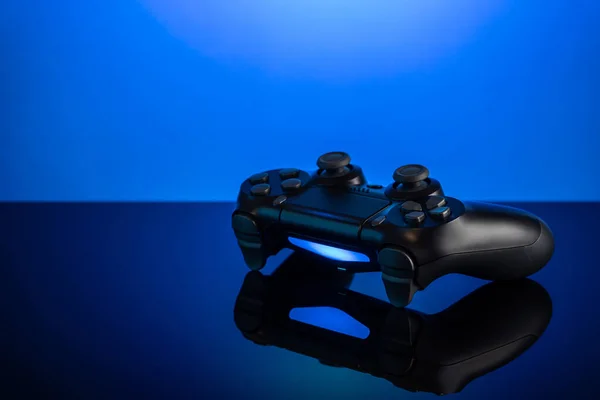 Zwarte Gamepad Met Achtergrondverlichting Blauwe Achtergrond Joystick Glanzend Oppervlak — Stockfoto