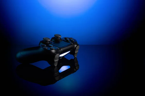 Gamepad Preto Com Luz Fundo Fundo Azul Joystick Superfície Brilhante — Fotografia de Stock