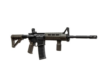 Modern otomatik tüfek beyaz arka planda izole edilmiş. Polis, özel kuvvetler ve ordu için silahlar. Mekanik görüşlü otomatik karabina. Beyaz sırtlı saldırı tüfeği..