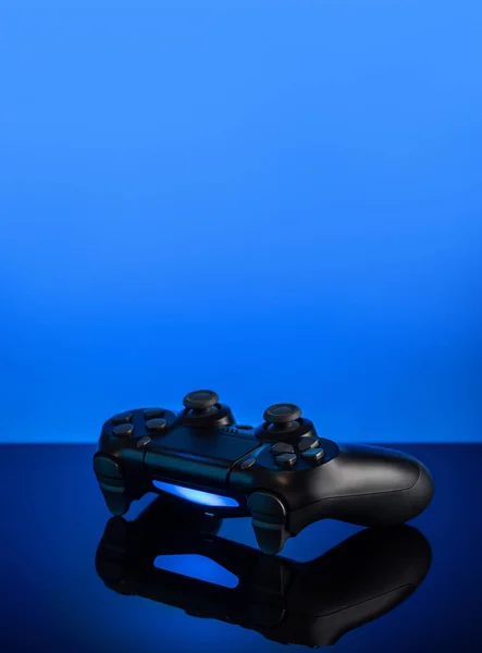 Gamepad Preto Com Luz Fundo Fundo Azul Joystick Superfície Brilhante — Fotografia de Stock