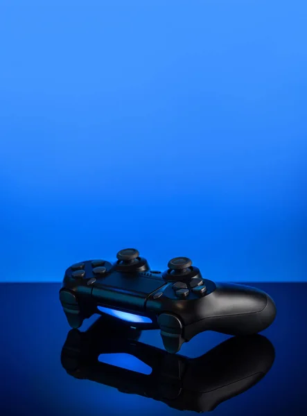 Gamepad Nero Con Retroilluminazione Sfondo Blu Joystick Superficie Lucida — Foto Stock