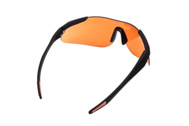 Güvenlik gözlükleri beyaz arka planda izole edilir. İş, spor, açık hava aktiviteleri ve atış için gözlük. Hasara ve güneş ışınlarına karşı göz koruması.