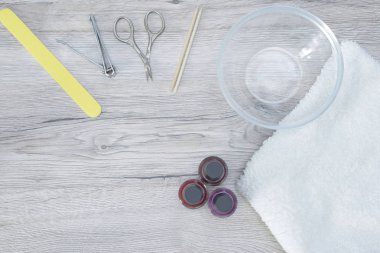 Ahşap masa üstünde alet manikür