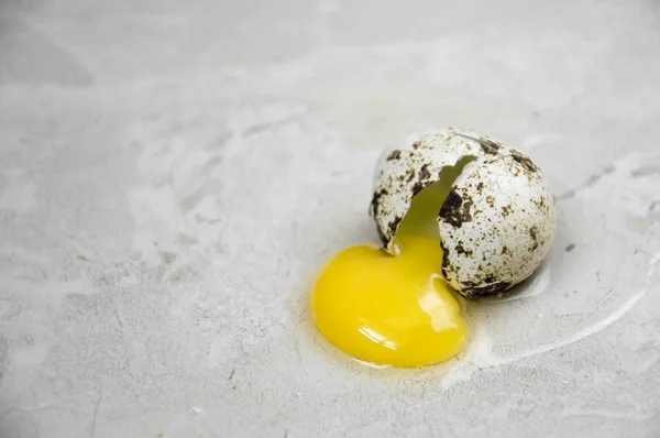 Kwartel Neergestort Grijze Vloer Heldere Dooier — Stockfoto