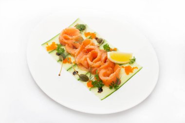 Beyaz arka plan üzerinde limonlu tuzlu somon