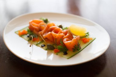 Kahverengi zemin üzerine limonlu tuzlu somon