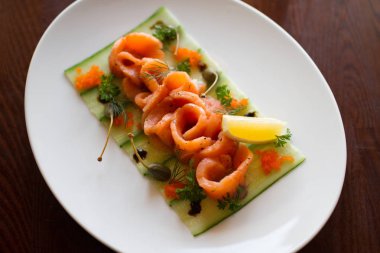 Kahverengi zemin üzerine limonlu tuzlu somon