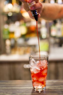 Barmen olun kırmızı kokteyl