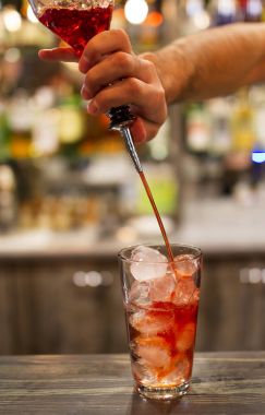 Barmen olun kırmızı kokteyl