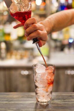 Barmen olun kırmızı kokteyl