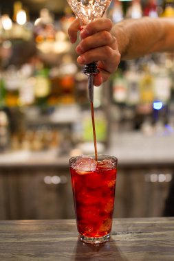 Barmen olun kırmızı kokteyl