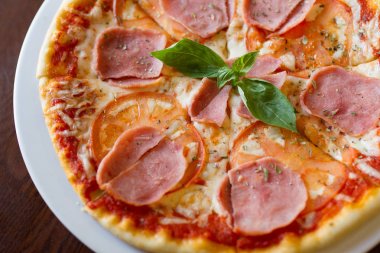 Salamlı pizza bir plaka üzerinde