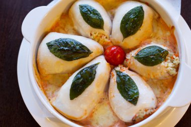 Kahverengi beyaz bir tabak üzerinde sqiud dolması