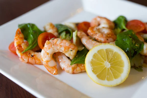 Salada de camarão com legumes em prato branco . — Fotografia de Stock
