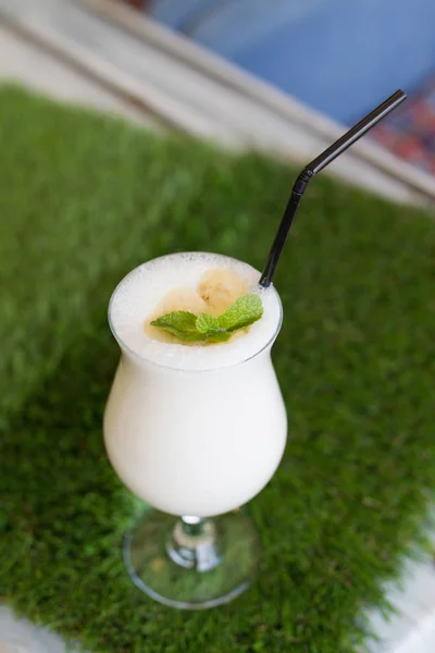 Glass of pineapple juice on a green napkin — Stock Photo, Image