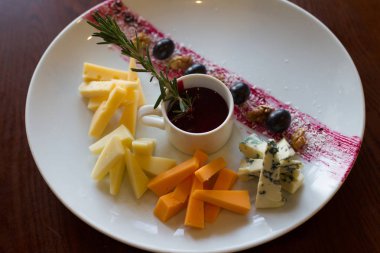 Bir dizi çeşitli peynir beyaz tabak