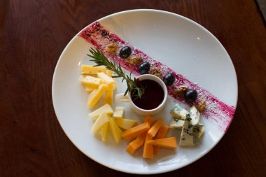 Bir dizi çeşitli peynir beyaz tabak