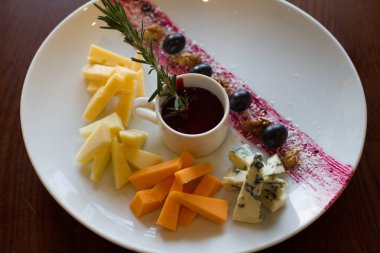 Bir dizi çeşitli peynir beyaz tabak