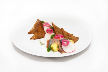 Omul balık ekmek ve soğan beyaz tabak