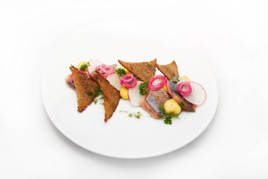 Omul balık ekmek ve soğan beyaz tabak