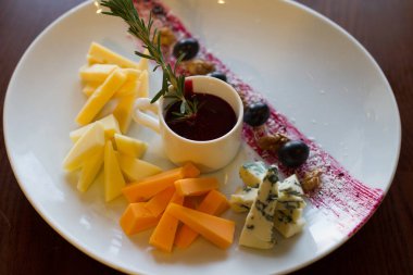 Meyve ve peynir salatası beyaz tabak