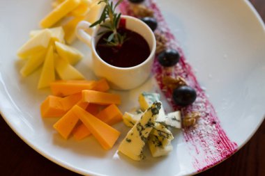 Meyve ve peynir salatası beyaz tabak