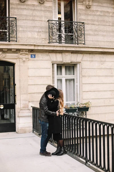 Романтическая пара целуется и обнимается на улице — стоковое фото