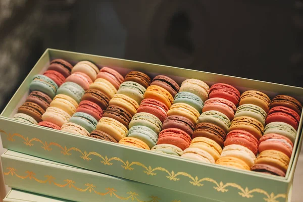 Muchos macarrones dulces variados en caja —  Fotos de Stock