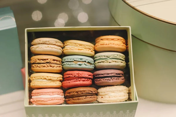 Muitos macaroons doces variegados na caixa — Fotografia de Stock