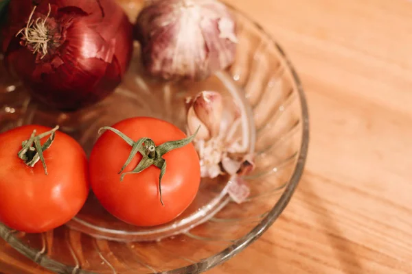 Tomates frescos e cebolas no prato — Fotografia de Stock