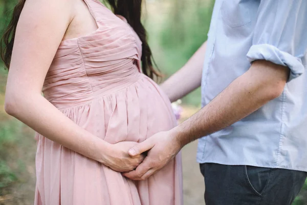 Adam parkta hamile eşinin göbek sarılma