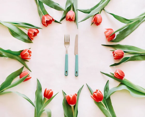 Achtergrond Met Rode Tulpen Mes Vork Daarop Klok Rechtenvrije Stockfoto's