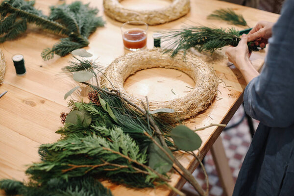 База для рождественского венка. Рождественские украшения. Рождественский венок. Флорист делает рождественский венок
.