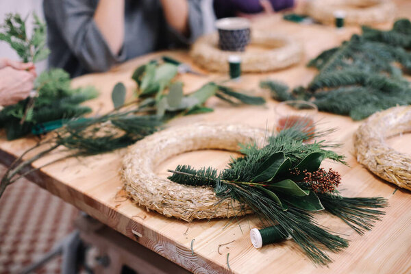 База для рождественского венка. Рождественские украшения. Рождественский венок. Флорист делает рождественский венок
.