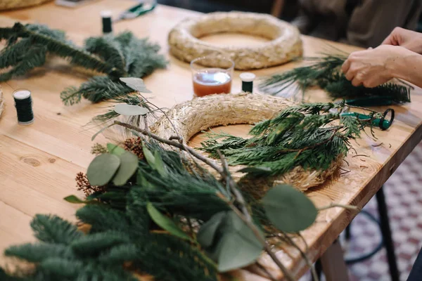 Basis Voor Kerstkrans Kerstversiering Kerstkrans Bloemist Maken Van Kerstkrans Stockafbeelding