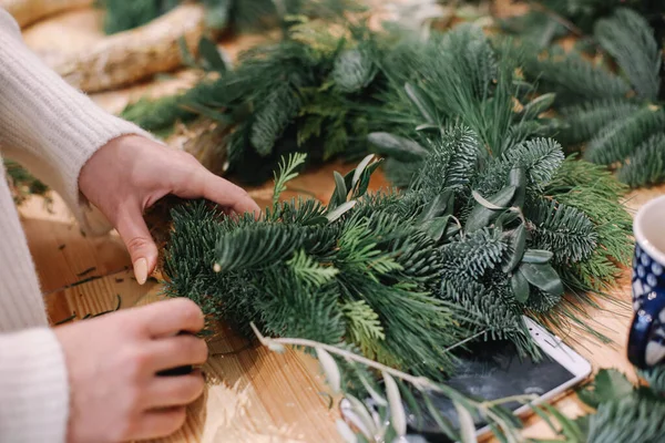 Basis Voor Kerstkrans Kerstversiering Kerstkrans Bloemist Maakt Kerstkrans Uitzicht Vrouwelijke Rechtenvrije Stockfoto's