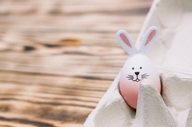 9 Paskalya yumurtası ve 1 tavşan kulaklı yumurta manzarası. Paskalya tavşanı. Metin için yer.