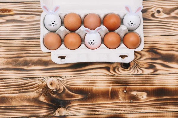 7イースターエッグと3ウサギの耳の卵のトップビュー イースターバニー — ストック写真