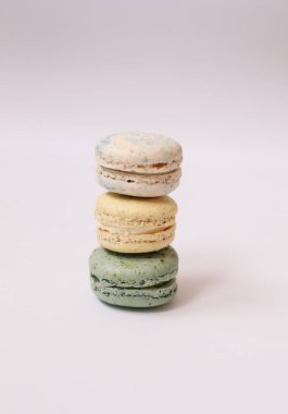 Beyaz arka planda ev yapımı 3 renkli badem kurabiyesi 