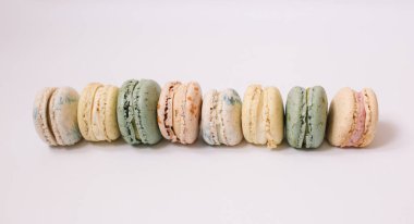 Beyaz arka planda ev yapımı 8 renkli badem kurabiyesi. 