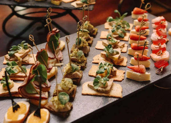 Serviço Banquetes Catering Estilo Buffet Com Diferentes Lanches Leves Com — Fotografia de Stock