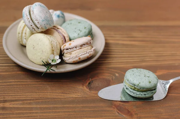 Coloridos Macarrones Caseros Están Tumbados Plato Sobre Fondo Madera Marrón —  Fotos de Stock