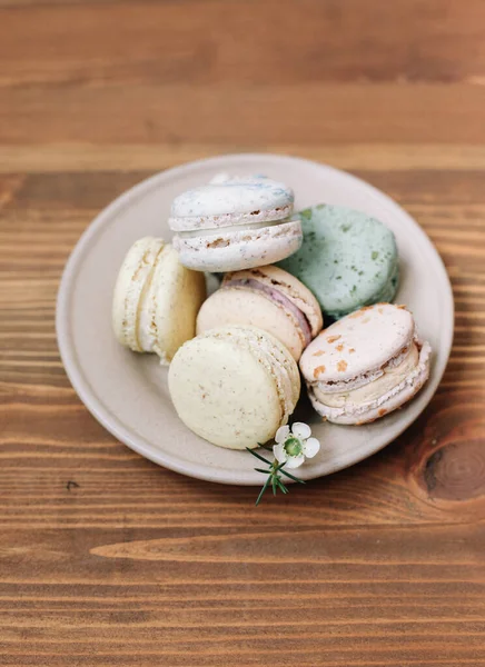 Colorful Homemade Macarons Lying Beige Plate Brown Wooden Background Pattern — Stock Photo, Image