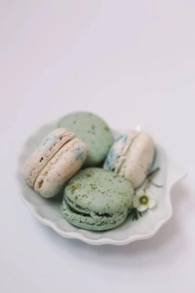 Macarons Hechos Casa Verdes Blancos Están Acostados Plato Blanco Sobre —  Fotos de Stock