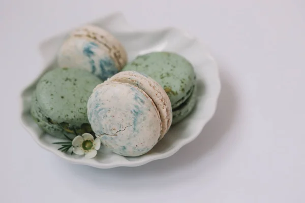 Les Macarons Verts Blancs Faits Maison Sont Couchés Sur Plaque — Photo