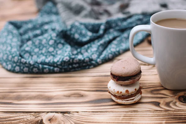 Deux Macarons Colorés Faits Maison Sont Couchés Sur Table Bois — Photo