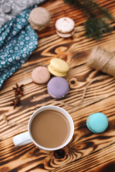 Des Macarons Colorés Faits Maison Sont Allongés Sur Table Bois — Photo