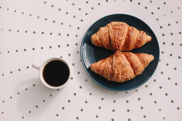 Kaffeetasse Und Frisch Gebackene Französische Croissants Auf Blauem Teller Auf — Stockfoto
